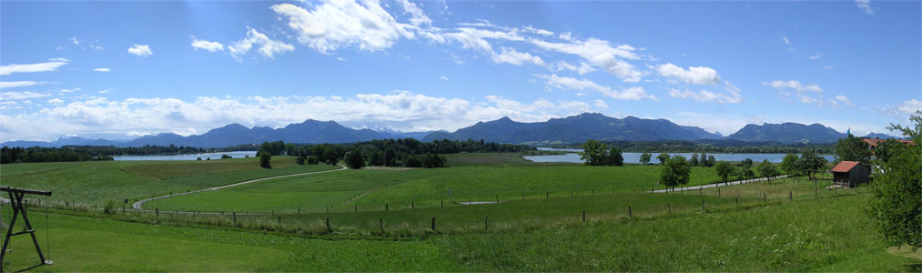 Panoramablick vom Balkom des Moierhofes, Chiemsee und Chiemgauer Alpenkette